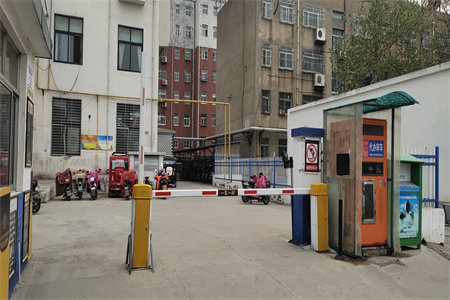 市中八大家小区东里2室2厅1卫33万82.62m2毛坯房出售